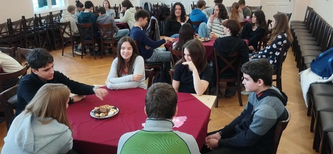 Kölcsönözz ki egy gimnazistát! – Élő könyvespolc a Szent Mórban