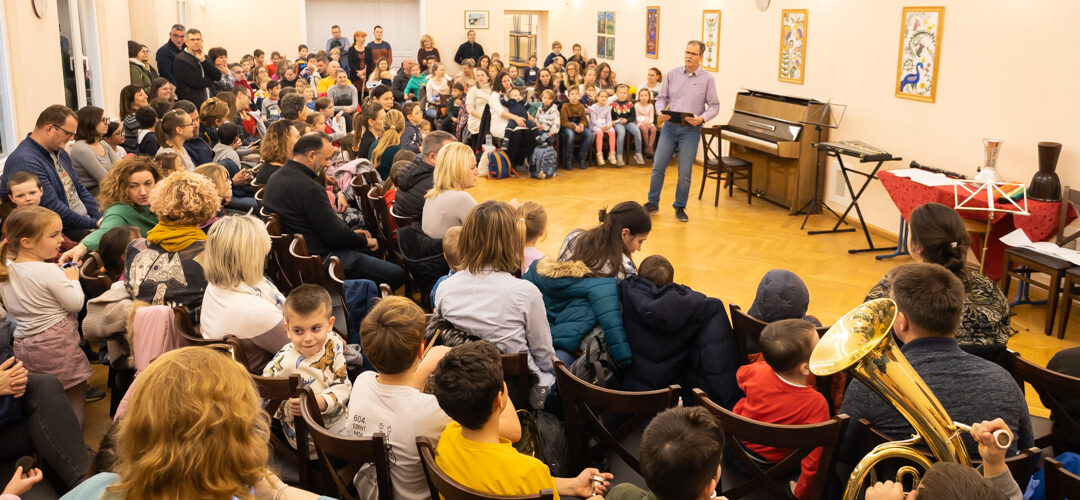 Zenés Iskolanyitogató