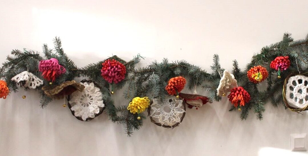 Karácsonyfadíszek a Pécsi Egyházmegye karácsonyfájára