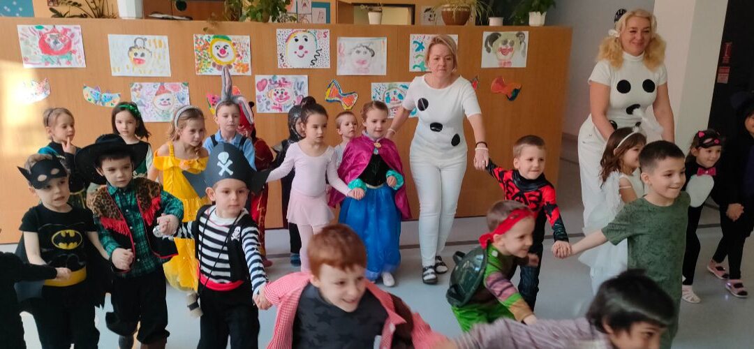 Itt a farsang, áll a bál