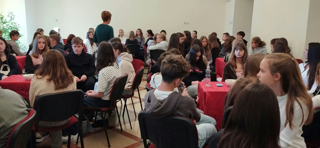 Süti, beszélgetés és jövőtervezés: Élő Könyvespolc a Szent Mórban